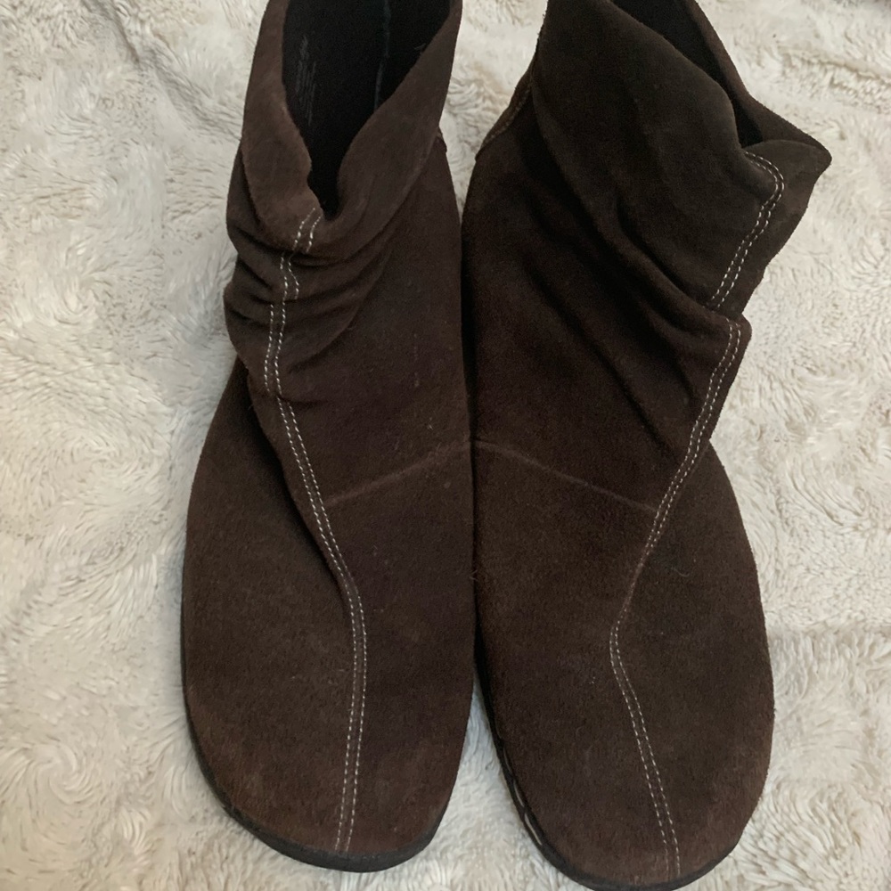 NWOT Baretraps Kendra Boots, size 9.5. 1 inch wedge.